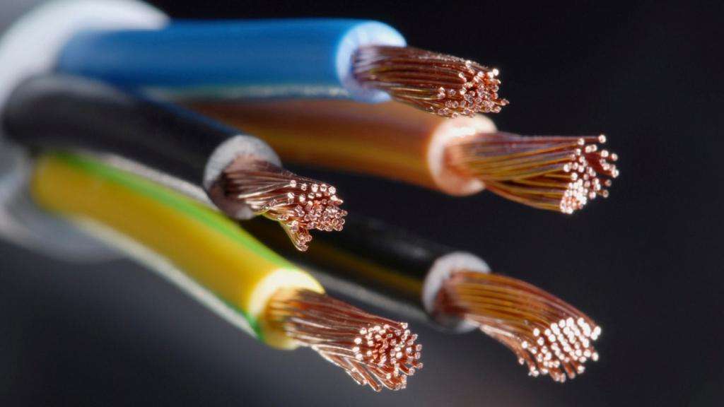 Для трехфазных розеток необходимо использование кабелей на 5 жил