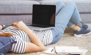 5 причин задуматься, можно ли держать ноутбук на коленях