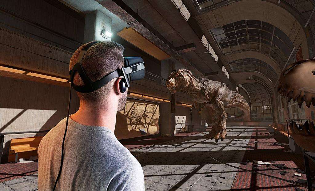 Мужчина играет в VR.